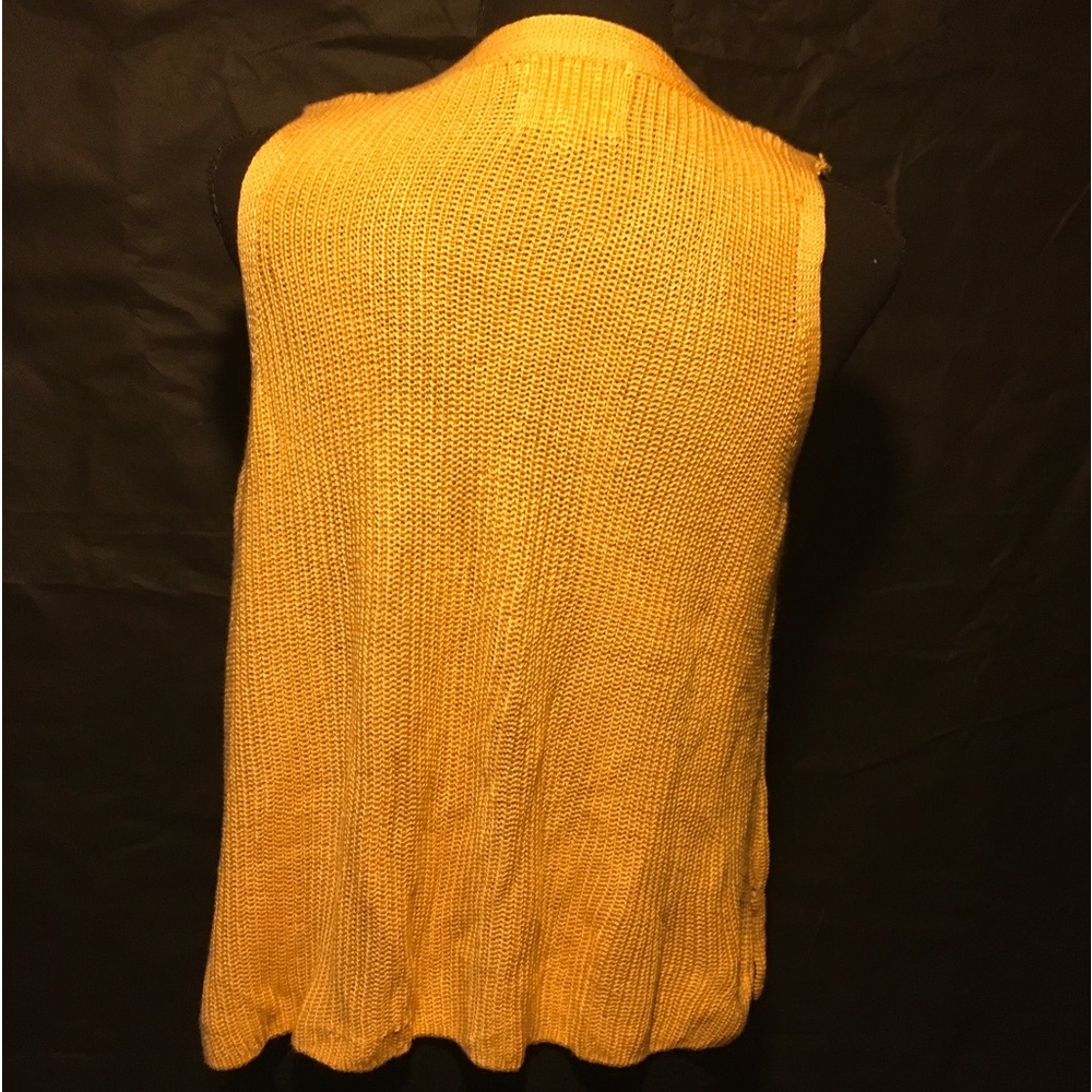 Knit vest with wooden buttons - Picture 3 of 5